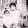 高晓松网上晒儿时跷二郎腿照 笑自幼相貌出众