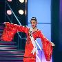 唐雯亮相“环球小姐”预赛 中国红晚装力压群芳