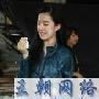 组图：刘亦菲片场庆生 剧组奶油洗面当祝福