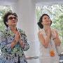组图：林青霞逛世博合掌祈福 唱东方不败主题曲