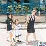 陈奕迅夫妇送女儿上学 见传媒守候黑脸皱眉(图)