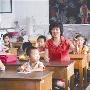 鞠萍捐建爱心医务室 到学校和孩子们一起上课