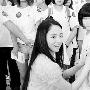 董璇投身公益事业 亲临募捐现场捐款献爱心(图)