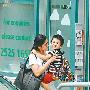 Lucas放学遭偷拍 向佣人姐姐撒娇要抱抱(图)