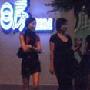 组图：鲁豫与友人品尝美食 红衣短裙辣味十足