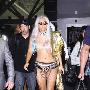 LadyGaga又曝雷人造型 内衣外穿短裤挂手铐(图)