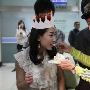 SARA剧组庆生 HIT-5喂蛋糕胡兵领唱生日歌(图)
