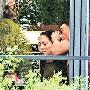 刘青云夫妇秀恩爱牵手逛街 偷买花为老婆庆生