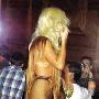 LadyGaga搞怪DNA再出动 扮山顶洞人进酒吧(图)
