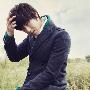 组图：韩星郑允浩拍服装写真 悠闲自在秋意浓浓