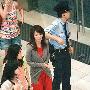 Hebe香港血拼粉丝护驾 无顾忌蹲地挑黑bra(图)
