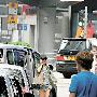 组图：刘嘉玲逛街与小孩攀谈 笑容满面母爱洋溢