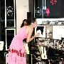 图文：法国潮牌专门店开幕礼-Ana R专心试妆