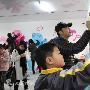 沙溢赴希望小学 变身建设者涂鸦梦想空间(组图)