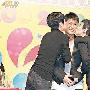 古天乐四十岁生日好友道贺 吴君如送头盔(图)