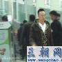 吴镇宇抵京扮黑超潮人 宝刀未老笑容难掩(组图)