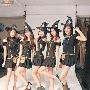 Jelly Girls扮演性感巫婆 秀长腿赚百万(图)