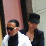 74岁谢贤陪小女友探亲 紧牵双手恩爱胜从前(图)