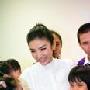 黄奕参加世博闭幕式演出 与盲童互动(组图)