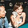 “咪神”陈静谷胸扮鸭子 急躲外国扑克冠军(图)