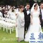 组图：陈小春应采儿婚礼 甜蜜和父母伴郎合影