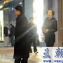 鲁豫黑丝装身材瘦弱 与神秘男约会豪车接驾(图)