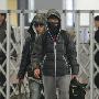 韩庚拍戏空档忙赶通告 遮面抵京懒理粉丝(组图)