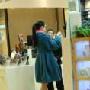 组图：汤灿素颜逛街被拍 扎马尾清纯可爱
