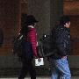 汤唯机场亮相读言情小说 或将接新戏(组图)