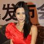 马诺穿红裙亮相秀美腿 对镜头大献飞吻(组图)