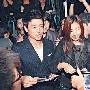 池珍熙与韩孝珠赴港宣传 妻儿现身为其打气(图)
