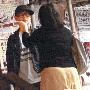 侧田撇女友与肥妹吃饭 街头聊天举止亲密(组图)