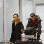 郑钧携妻儿返京 刘芸素颜示人身材恢复佳(组图)