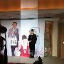 周立波向媒体派喜糖 将献唱亲自创作歌曲(图)