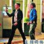 周星驰带老外泡夜店 手持红酒见人就闪(图)