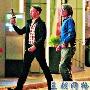 周星驰带老外泡吧 遇记者偷拍急忙躲开(图)
