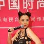 组图：阿朵以内衣外露造型走秀 妆容十分雷人