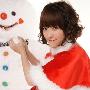 组图：金莎化身妩媚动漫女优 与雪人亲密互动