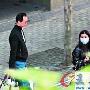 伏明霞夫妇超市扫货 梁锦松买菜提包似男佣