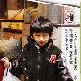 Lucas随姨妈外出吃饭 乖巧提外卖(组图)
