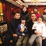 李亚鹏延续慈善关爱 与北川女儿吃团年饭(图)
