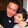 贾静雯与男性朋友拍亲密照 紧搂甜笑(图)