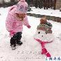 梁静儿女雪地趣照曝光 女儿圆润可爱(组图)