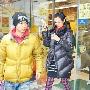 蔡少芬元宵节素颜与老公外出 掩面遮肚(组图)