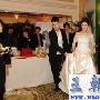 详讯：新郎沙溢拿婚戒登台 胡可穿婚纱亮相(图)