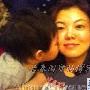 李湘自拍与女儿合影 爱女献吻场面温馨(组图)