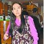 许纯美穿花洋装再度就医 传10亿家产仍欠债(图)