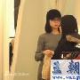 组图：董洁时尚装扮逛商场 复出后转型熟女
