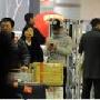 组图：陈楚生回京悠闲耍酷 行李成山忙坏助理