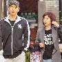 Selina婚期未定 未婚夫陪准丈母娘逛街(组图)